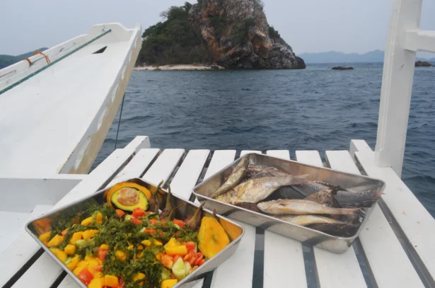 We serve locally sourced fresh vegetables and seafood for our customers